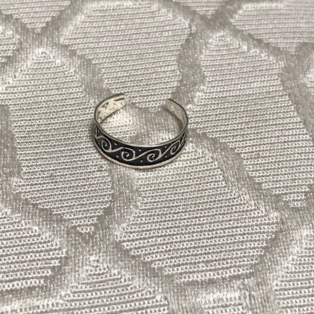 Silvertone scroll toe ring. - Picture 2 of 2